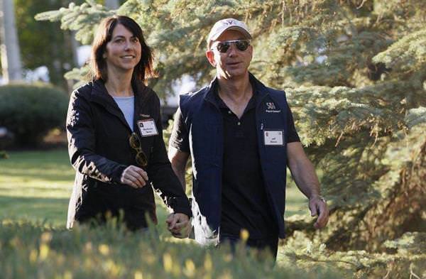 جيف بيزوس ووزوجته ماكينزي بيزوس أثناء المؤتمر السنوي في صن فالي، منتجع إيداهو، بتاريخ 12 يوليو 2013