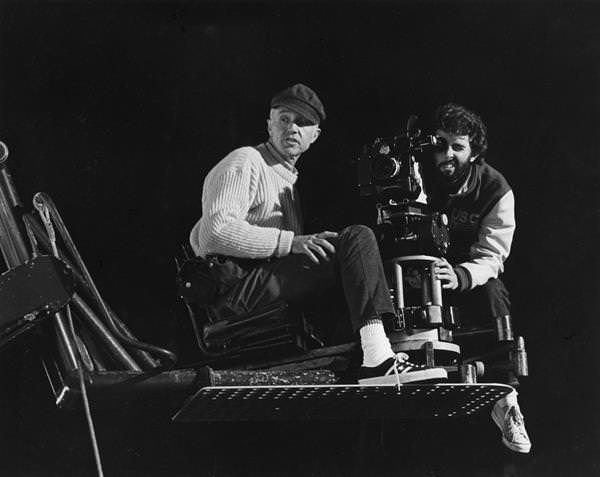 هاسكل ويكسلر (يسار) وجورج لوكاس (يمين) أثناء تصوير فيلم أميريكان جرافيتي، حيث كان هاسكل ويكسلر هو أول معلم لجورج لوكاس