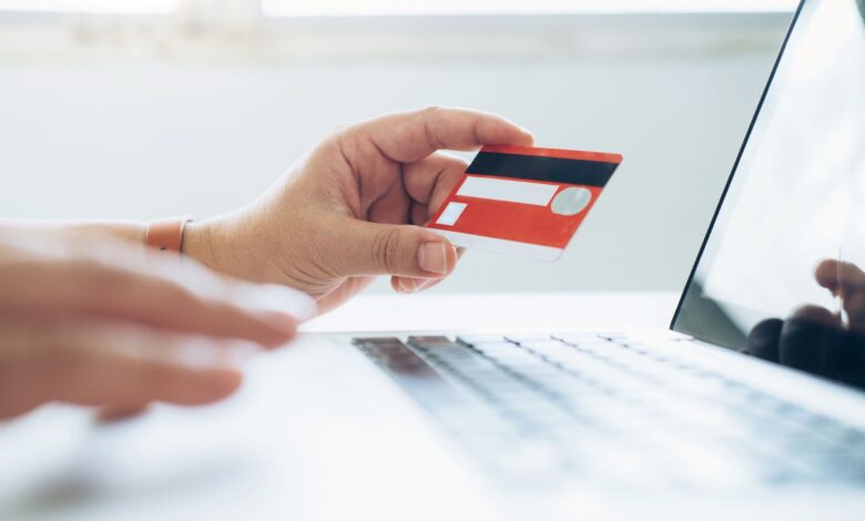 كيف تستخدم بطاقتك الائتمانية لإجراء معاملات مالية آمنة عبر الإنترنت؟